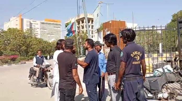 جناح اسپتال میں سکیورٹی گارڈ پر تشدد، مبینہ طور پر پی ایس ایف کے رہنما نے مارا تھپڑ