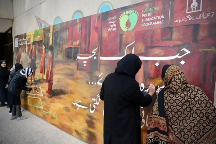راولپنڈی: طالبات کا پولیو آگاہی کے لیے خوبصورت وال میورل — کسی بچے کو پیچھے نہ چھوڑیں