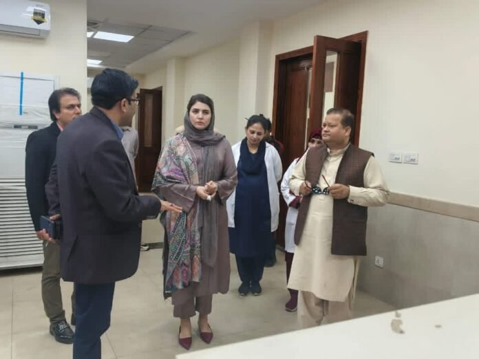 پارلیمانی سیکرٹری صحت اسماء ناز عباسی کا تحصیل ہیڈ کوارٹر ہسپتال مناواں کا اچانک دورہ — علاج کے معیار، صفائی اور سہولیات کا تفصیلی جائزہ