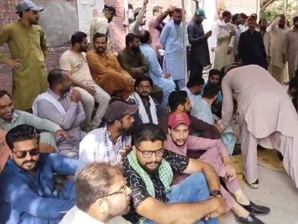 کووڈ ویکسینیٹرز کی برطرفی، سندھ میں شدید احتجاج، آل سندھ کووڈ کنٹریکٹ ویکسینیٹرز کا مستقلی کا مطالبہ