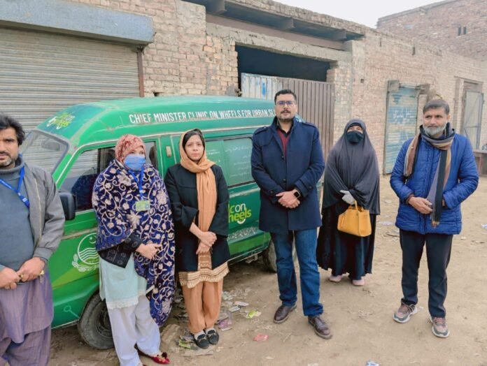 ڈپٹی کوآرڈینٹر آر ایم این سی ایچ کا شہری آبادی کے کلینک آن ویلز کا دورہ